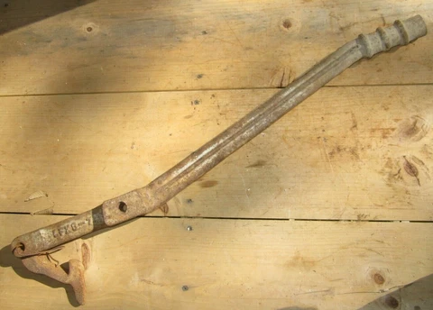 ANTIQUE 32" LONG No. LFX8-7 & JKL-4 CAST IRON HAND WATER WELL PUMP HANDLE & YOKE Cover
