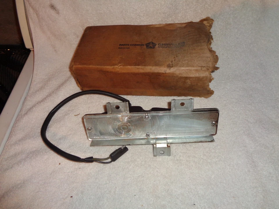 Conjunto de luces de estacionamiento derecho Plymouth Valiant 1967 Mopar nuevo de stock Foto 1 de 1