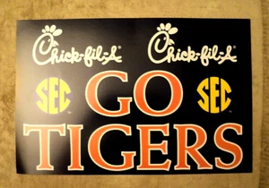 Insegna AUBURN "Go Tigers" Chick-Fil-A: 11 1/2" 17 1/2" Poster Board SEC Calcio - Foto 1 di 2