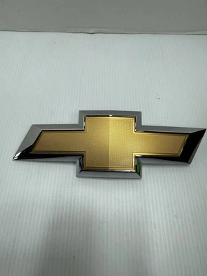 Chevrolet Colorado 2020-2023 emblema pajarita (84701878) dorado usado bueno Foto 1 de 4