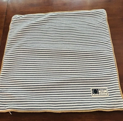 Tommy Hilfiger Funda Almohada Tictac Azul con Ribete de Yute, Cremallera Oculta 20” X 20” Foto 1 de 4