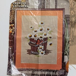 Vogart 2114 'Bucketful of Daisies' Kit Bordado Crewel 9x12 De Colección 1977-Caja Abierta - Imagen 1 de 5