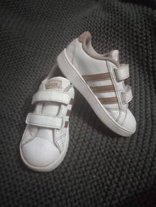 Adidas Kinder Größe 9K US weiß mit goldenen Streifen - Bild 1 von 10