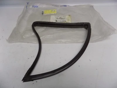 Nuevo OEM 1997-2002 Ford Escort Tracer Ventana Sedar Derecha Sello Resistente a la Intemperie Nuevo de Lote Antiguo Foto 1 de 3