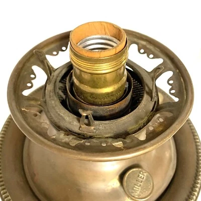 Antigua lámpara de mesa de aceite de latón de 1800 firmada por Miller convertida eléctrica Foto 1 de 4