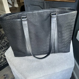 Borsa o borsa per pannolini nera marca Coach. La merce è notevole sul fondo 4 angoli - Foto 1 di 9