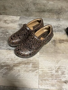 Born Concept BOC Clogs Brown Leather Women's Size 7.5M  Engraved Floral - Bild 1 von 8