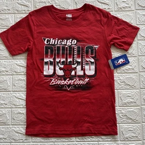 NBA Chicago Bulls Jugend Jungen Größe Large 12/14 Basketball T-Shirt rot neu mit Etikett - Bild 1 von 1