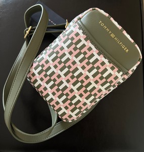 tommy hilfiger pink handbolsa