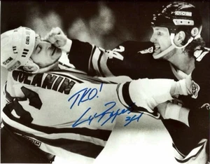 FOTO DE LUCHA 8x10 autografiada por Lyndon Byers Boston Bruins - Imagen 1 de 1