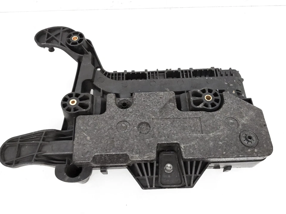 Bandeja base batería Volkswagen Passat 2009-2022 2,0 L 1K0-915-333-H Foto 1 de 4