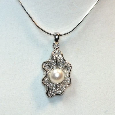 Dije de plata de ley con colgante de perlas con concha de circonita cúbica Foto 1 de 4