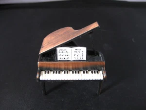Sacapuntas vintage hecho a mano en forma de piano acero manchado menos - Imagen 1 de 6