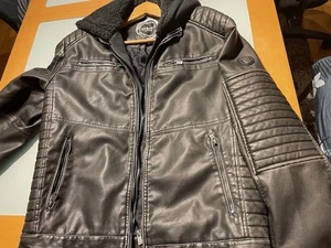 Schwarze Kunstlederjacke Herren mit Kapuze in Größe L  - Bild 1 von 4