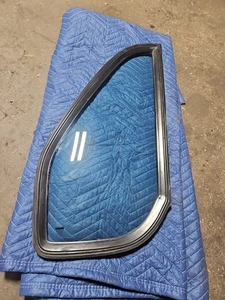 2005 Peterbilt 387 Vent Window Glass And Seal (Complete) Drivers Side R44-1056 - Picture 1 of 3