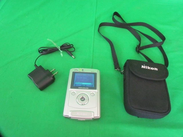 Visor de fotos digital Nikon CoolWalker MSV-01 30 GB con cargador y estuche encendido Foto 1 de 4