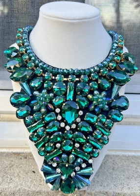 Hermoso Collar Tonos de Verde y AB Cuentas Estrás Fieltro Declaración Foto 1 de 4