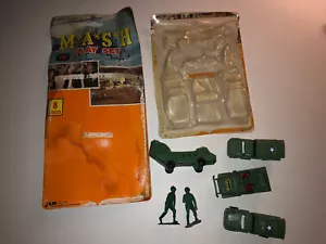 Vintage 1981 M*A*S*H* Plastik Spielzeug Armee Soldaten Fahrzeuge Spielset RAR mit Karte - Bild 1 von 11