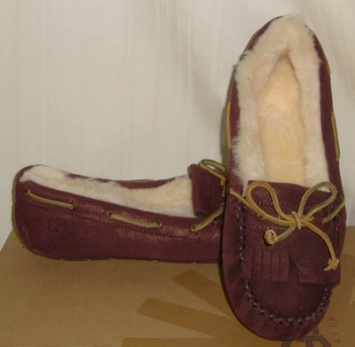 UGG Australia MANDIE Mocasín Rojo Brillo Con Cordones Metálicos Talla US 7,EU 38 NUEVO Foto 1 de 4