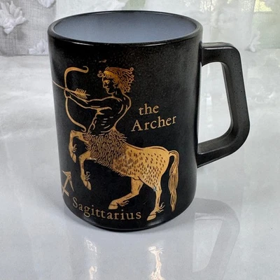 Taza Federal Milk Glass Sagitario Negro Dorado El Arquero Signo del Zodiaco Astrología Foto 1 de 4