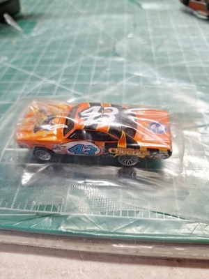 Hot Wheels '70 Plymouth Road Runner 2004 Salute to Petty Honey Nut Cheerios - Image 1 of 4