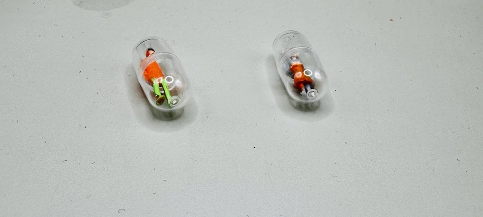Miniatura Cápsula Personas Pequeñas Figuras en Cápsulas Transparentes Juguetes Artísticos Coleccionables Foto 1 de 1