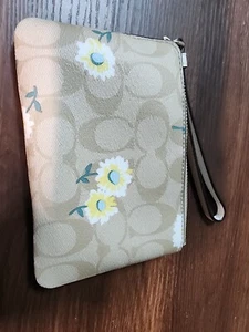 Coach Corner Zip Wristlet In Signature Canvas With Daisy Print Light Khaki C3360 - Picture 1 of 4