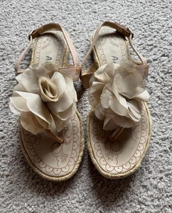 ANELLE Zehentrenner Sandale Sandalette Leder Blumentuff beige 38 - Bild 1 von 3