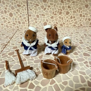 Sylvanian Families Übersee Matrosen Set Biber Maus Ente Baby Glasvitrine - Bild 1 von 8