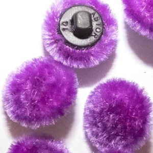 UN PEQUEÑO BOTÓN DE TERCIOPELO DE SEDA, PÚRPURA CLARO, TAMAÑO: 11,5 MM, ESPALDA NEGRA - Imagen 1 de 4