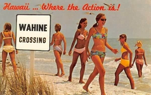 Postal HI: Hawaii, mujeres en bikinis, Wahine Crossing, c1968, sin publicar - Imagen 1 de 2
