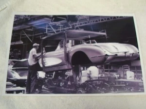 1958  CHEVROLET CORVETTE ASSEMBLY LINE    11 X 17  PHOTO /  PICTURE - Bild 1 von 1