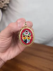Pendentif en Micro Mosaïque Rouge et Doré de Vénise d'un Bouquet de Fleur, 50s - Foto 1 di 9