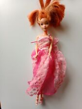 Poupée Barbie rousse avec taches de rousseur dans un style unique magnifique