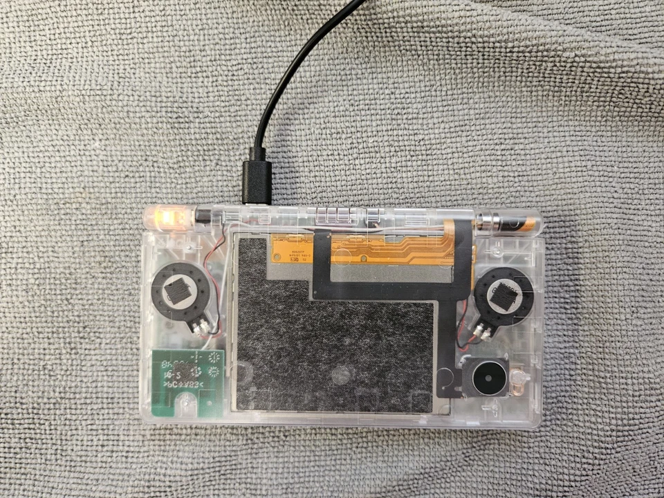 Modded DSi - Carga USB-C - Carcasa transparente - Batería nueva - 32 GB Micro SD Foto 1 de 4