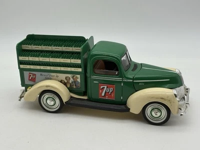 Camión de reparto Golden Wheel 7UP 1940 Ford diecast botellas vintage anuncio Foto 1 de 4