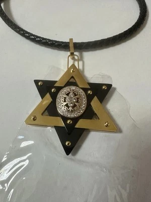 Collar unisex de acero inoxidable chapado en oro de 18k con cuerda de cuero Foto 1 de 2