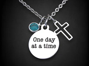 Collar One Day at a Time con Cruz y Piedra Natal, Sobriedad de Recuperación Motivacional - Imagen 1 de 6