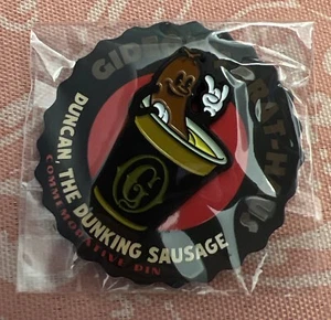 Spilla salsiccia Gideons Bakehouse DUNCAN La salsiccia Dunking ottobre 2023 Disney Springs NUOVA - Foto 1 di 1
