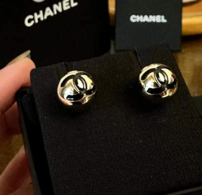 Brincos autênticos Chanel 2025 bola de ouro CC na caixa - Imagem 1 de 4