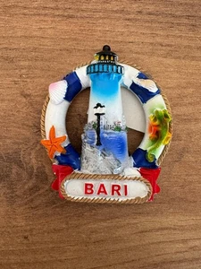 CALAMITE DAL MONDO ITALIA PUGLIA LUNGOMARE DI BARI FARO MAGNETI DA COLLEZIONE - Imagen 1 de 1