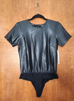 Body Aqua negro imitación cuero Bloomingdale’s exclusivo para mujer talla mediana  Foto 1 de 4