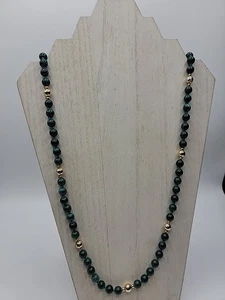 Collar de cuentas tono voltio malaquita anudado a mano usado en excelente estado vintage 34" - Imagen 1 de 3
