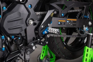 LIGHTECH PEDANE ARRETRATE REGOLABILI POGGIAPIEDE SNODATE KAWASAKI NINJA 400 - Foto 1 di 3