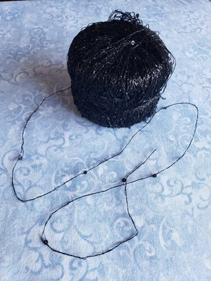 Ice Dazzle Paillette? Пряжа с черной нитью и мини-пайетками 25 г 218 ярдов - Изображение 1 из 4