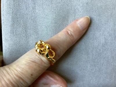 A VERY Unusual ‘Loving Couple’ Gold-Toned Ring size U. - Image 1 of 3