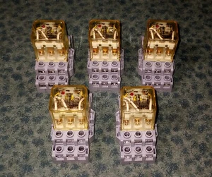 (5) Relés IDEC 24 VDC # RH3B-UL en base de montaje de riel DIN # SH3B-05C (40320-D4) - Imagen 1 de 5