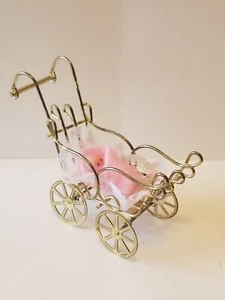 Vintage Miniatur Puppenhaus Draht Messing Kinderwagen Kinderwagen Buggy + Babypuppe - Bild 1 von 9