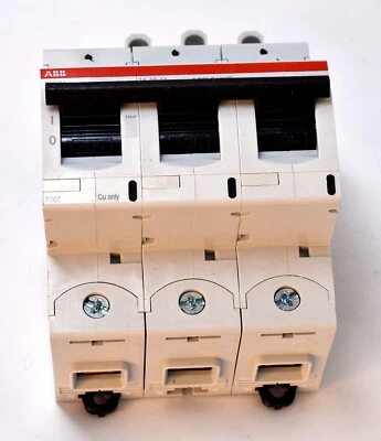 Disyuntores miniatura ABB PLU703M-K60L, 3 polos, 60A, 240V, curva K Foto 1 de 4