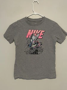 Nike Sportswear Youth Large T-Shirt Iguana Lizard On Jet Ski Grey All Cotton - Picture 1 of 3